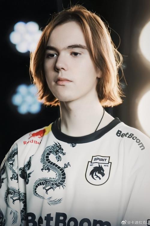 神经学发现：前扣带回皮层（ACC）在冲突监测中失效如何导致无法弃牌。（当 ACC 的冲突监测失灵：神经学视角下为何难以做出弃牌决策）