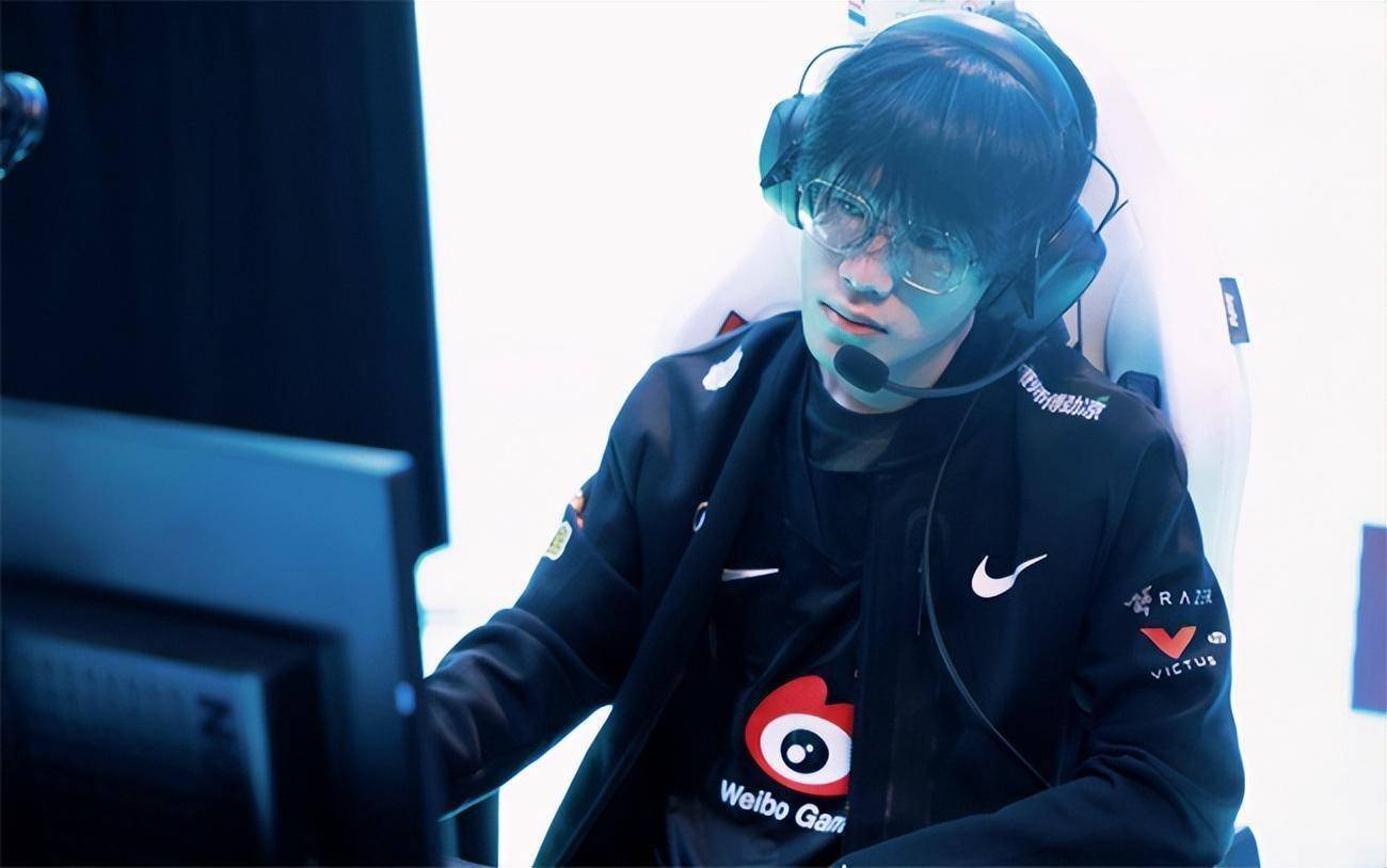 真实形态揭晓？ ThunderTalk Gaming 的纯Poke阵型几乎将所有资源投入到 Ultra Prime 中，并击败了 ThunderTalk Gaming 赢得第二场胜利。